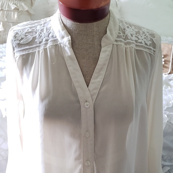 Beautiful cream blouse with lace - Picture 4 of 7